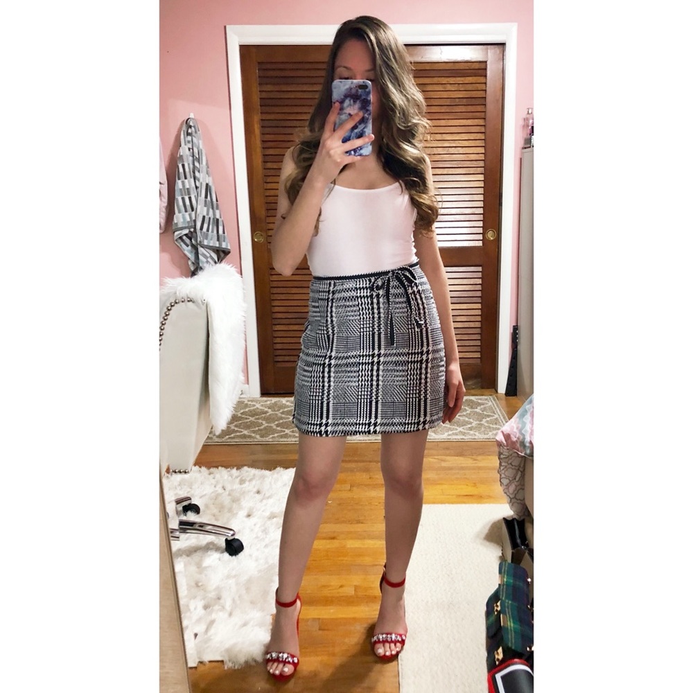 ๐SALE! LAST ONE โClassy Lady" Mini Skirt - Picture 5 of 7